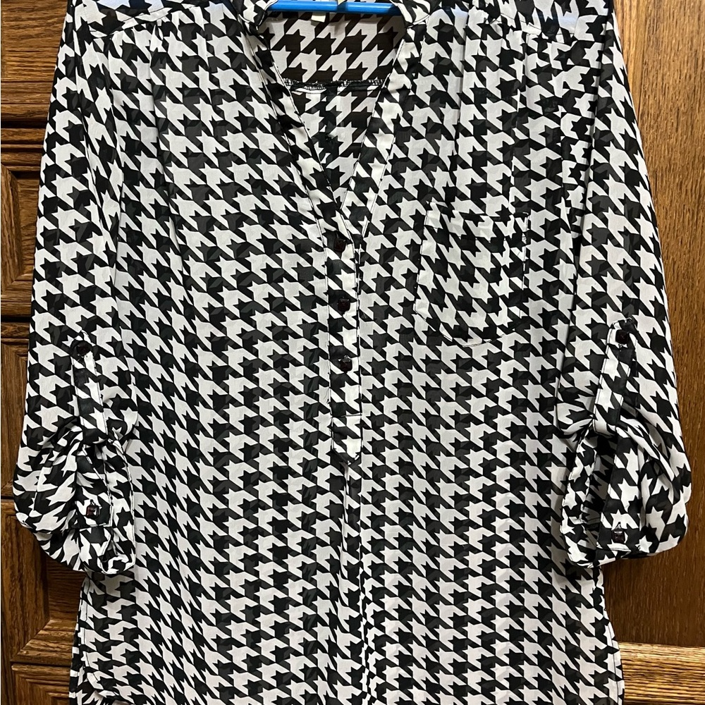 Truth NYC black and white top, 3/4 length sleeves, size Large, smoke free home